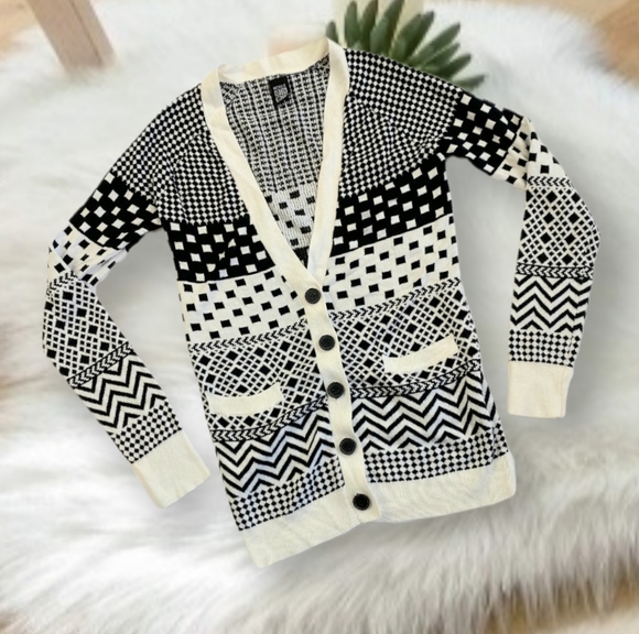 NOLLIE BLACK + WHITE GEOMETRICAL POLKA DOT RETRO ECENTIC FUNKY CARDIGAN SWEATER - Picture 7 of 8